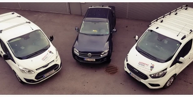 Drei weiße Firmenautos von Andreas Teissl, von oben
