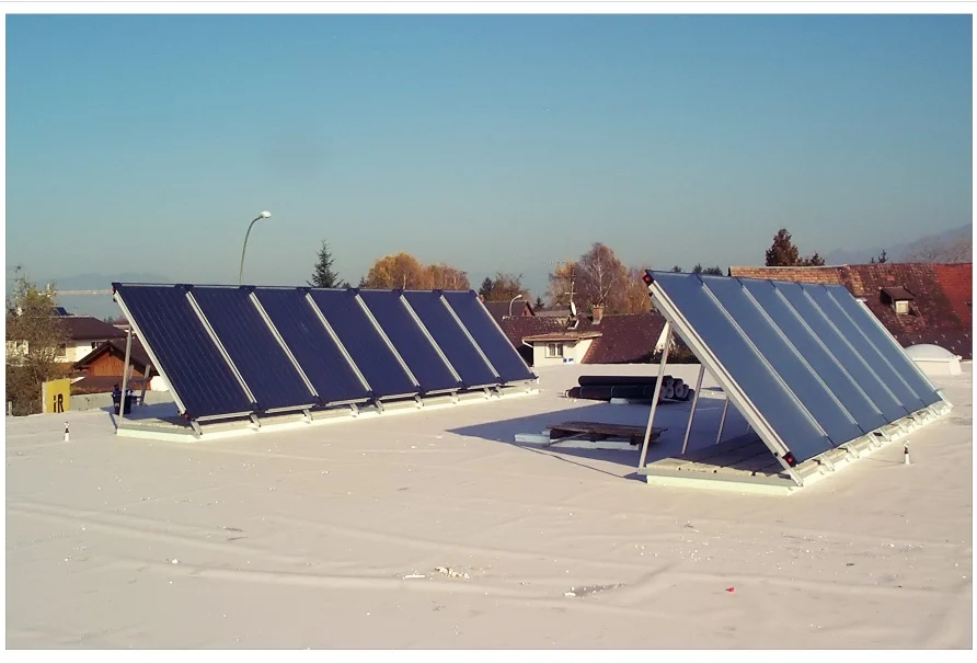 Solarkollektoren auf dem Flachdach des Firmengebäudes